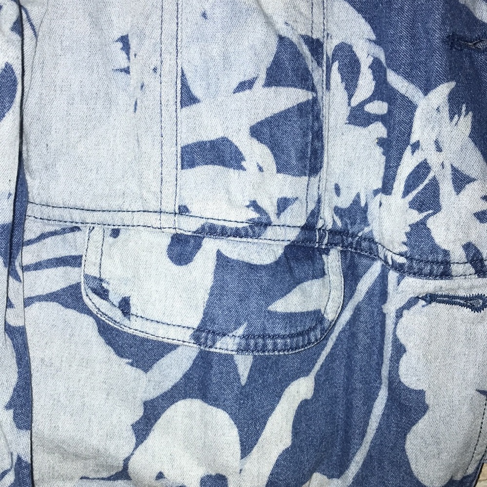 ✅Chico’s lightweight patterned Jean Jacket - Picture 4 of 10